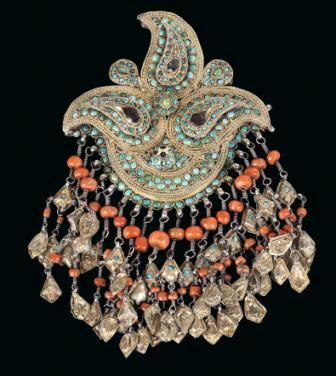 Usbekistan, Buchara oder Oase Khiva: aus Silber, vergoldet, mit Türkisen, Korallen, Granat. 19. Jh. H: ca. 18 cm B: ca. 11 cm. 19.Jh.(ME), Provenienz: Wiener Privatsammlung. Rufpreis € 500