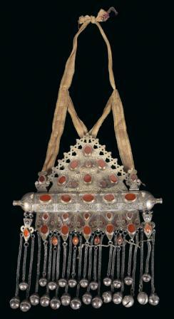 Afghanistan, Iran, Turkmenistan: Stamm: Tekke-Turkmenen: Ein ungewöhnlich großer, alter Amulett-Anhänger der Tekke-Turkmenen, ‘Tumar’ genannt. Silber, zum Teil vergoldet, mit 32 Karneolen, H: 32 cm (mit Ketten und Schellen); B: 26 cm; Gewicht: 900 Gramm. 19. Jh.. (ME), Provenienz: Wiener Privatsammlung. Rufpreis € 600