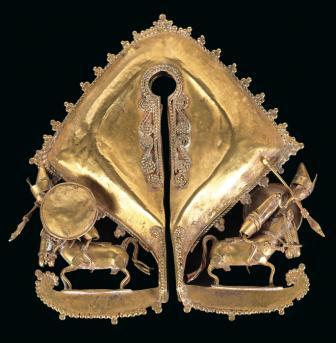Indonesien, Insel Sumba: Ein Anhänger aus schwerem Gold, genannt ‘Mamuli’. Mit zwei Reiter-Kriegern aus Gold, mit Schild, Helm und Lanze H: ca. 10 cm; B: ca.9,5 cm. Um 1900 bis 1. Drittel 20. Jh.. (ME) Provenienz: Österreichische Privatsammlung. Rufpreis € 2.000