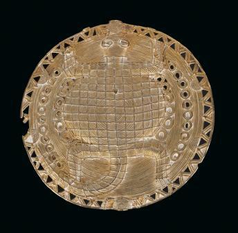 Aschanti, Ghana: Ein runder Anhänger aus Gold, mit der Darstellung eines Krokodils DM: 7,5 cm x 8 cm. 1. Hälfte 20. Jh.. (ME), Provenienz: Österreichische Privatsammlung. Rufpreis € 1.200