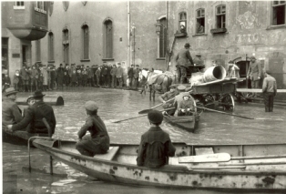 Oskar Barnack: Flut in Wetzlar, 1920 © Leica Camera AG. Aus der Ausstellung AUGEN AUF! - 100 JAHRE LEICA-FOTOGRAFIE, 24. Oktober 2014 bis 11. Januar 2015 in den Deichtorhallen Hamburg / Haus der Photographie.